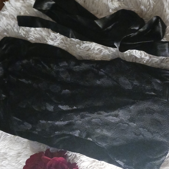 Black Robe - Picture 2 of 6